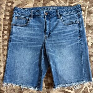 AMERICAN EAGLE Tomgirl Bermuda Womens Shorts Size 14 Raw hem Super Stretch